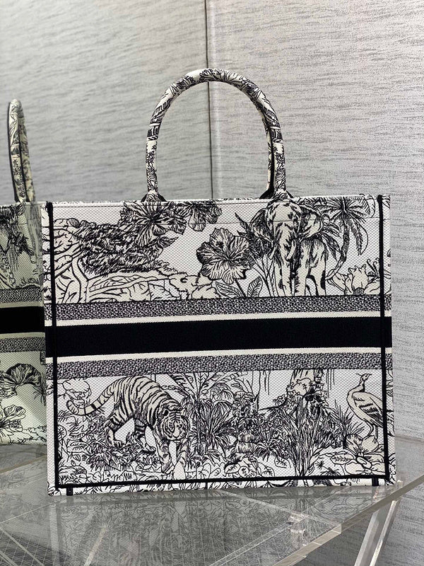 Dragons Bags Detail