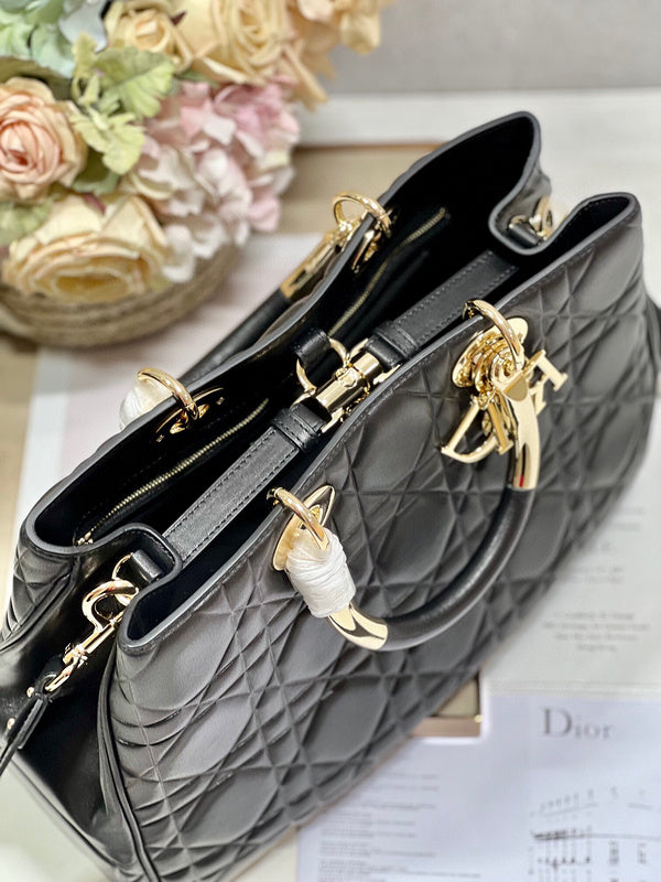 Dragons Bags Detail