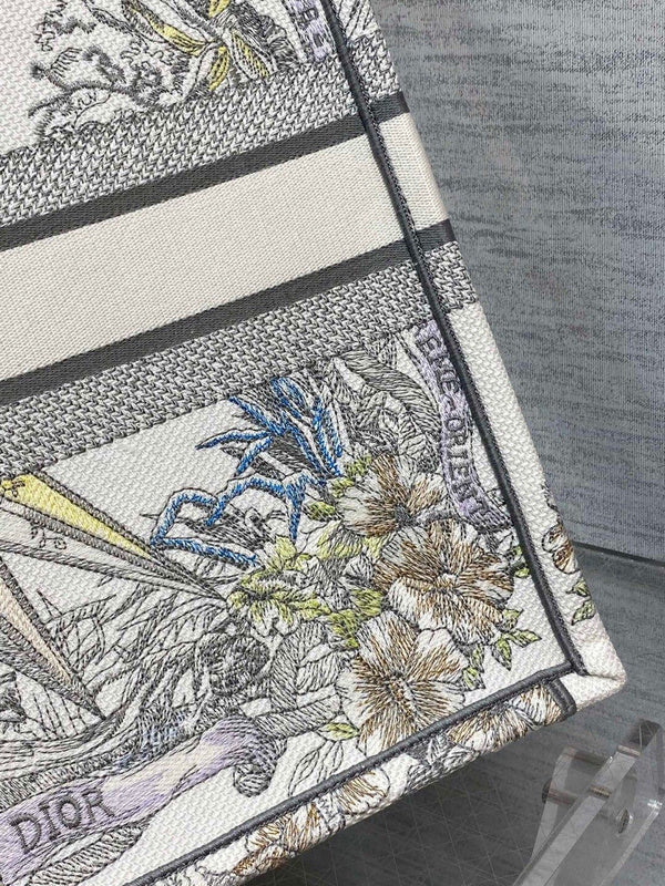Dragons Bags Detail