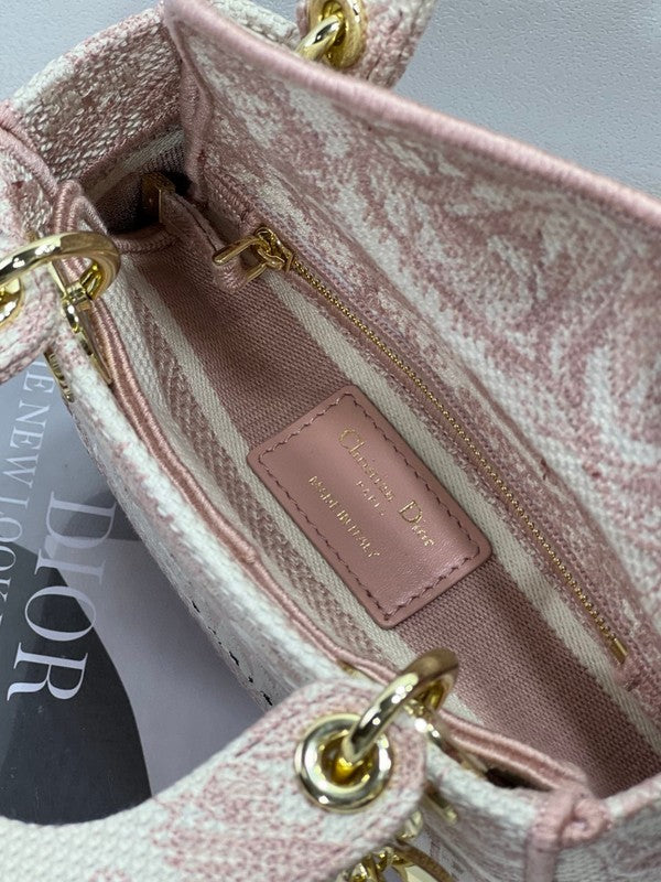 Dragons Bags Detail