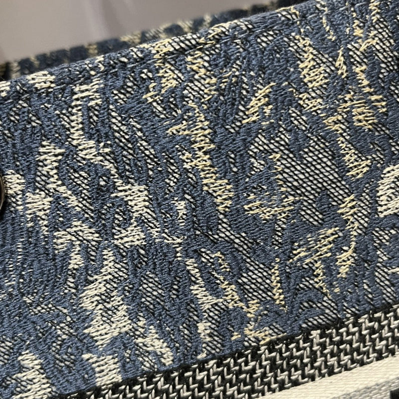Dragons Bags Detail