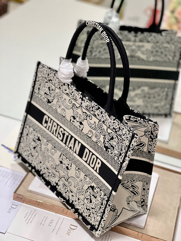 Dragons Bags Detail