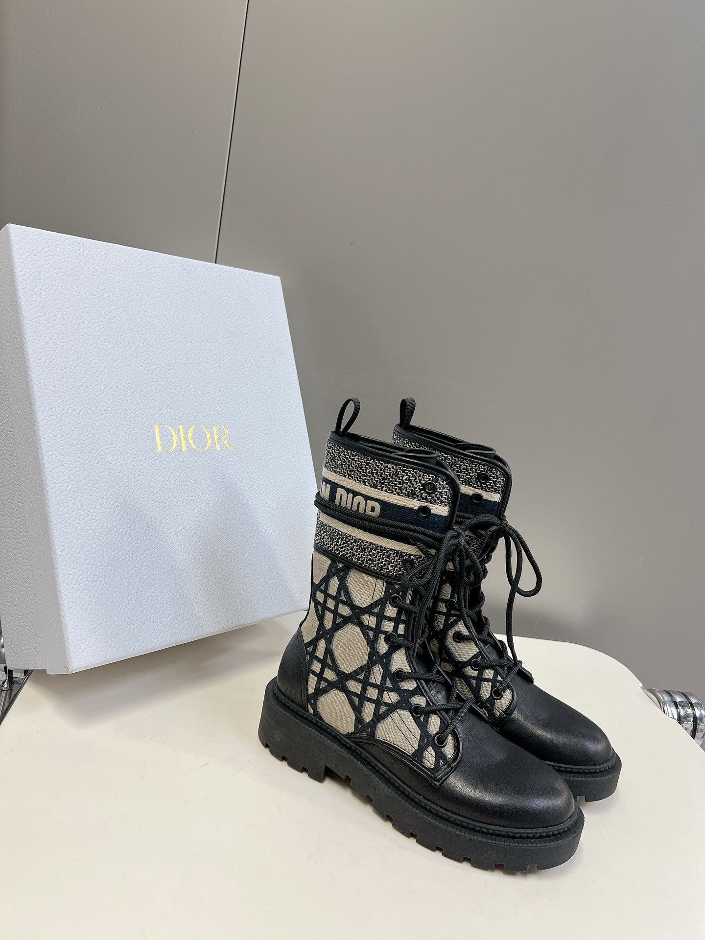 DD D MAJOR BOOTS BLACK AND BEIGE