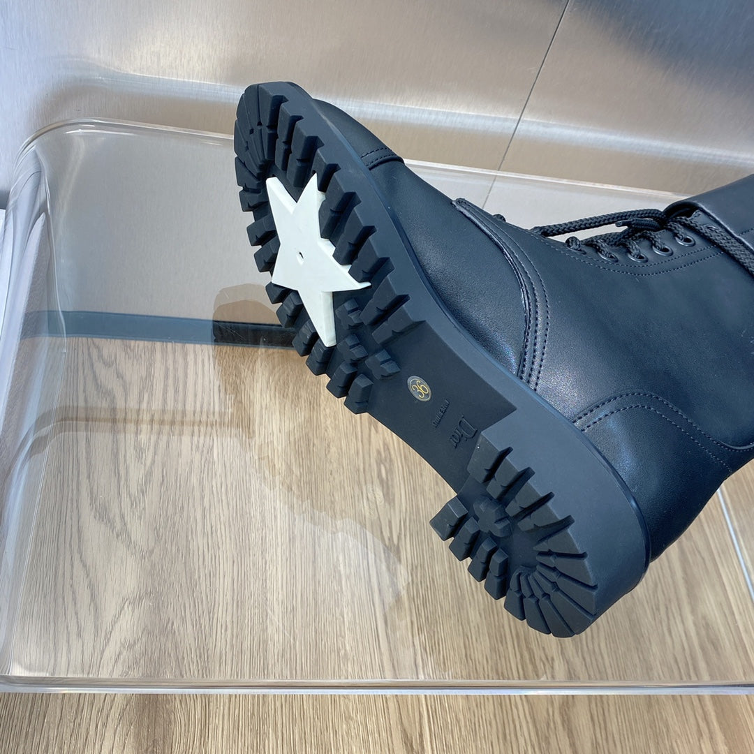 DD D TRAP ANKLE BOOT BLACK