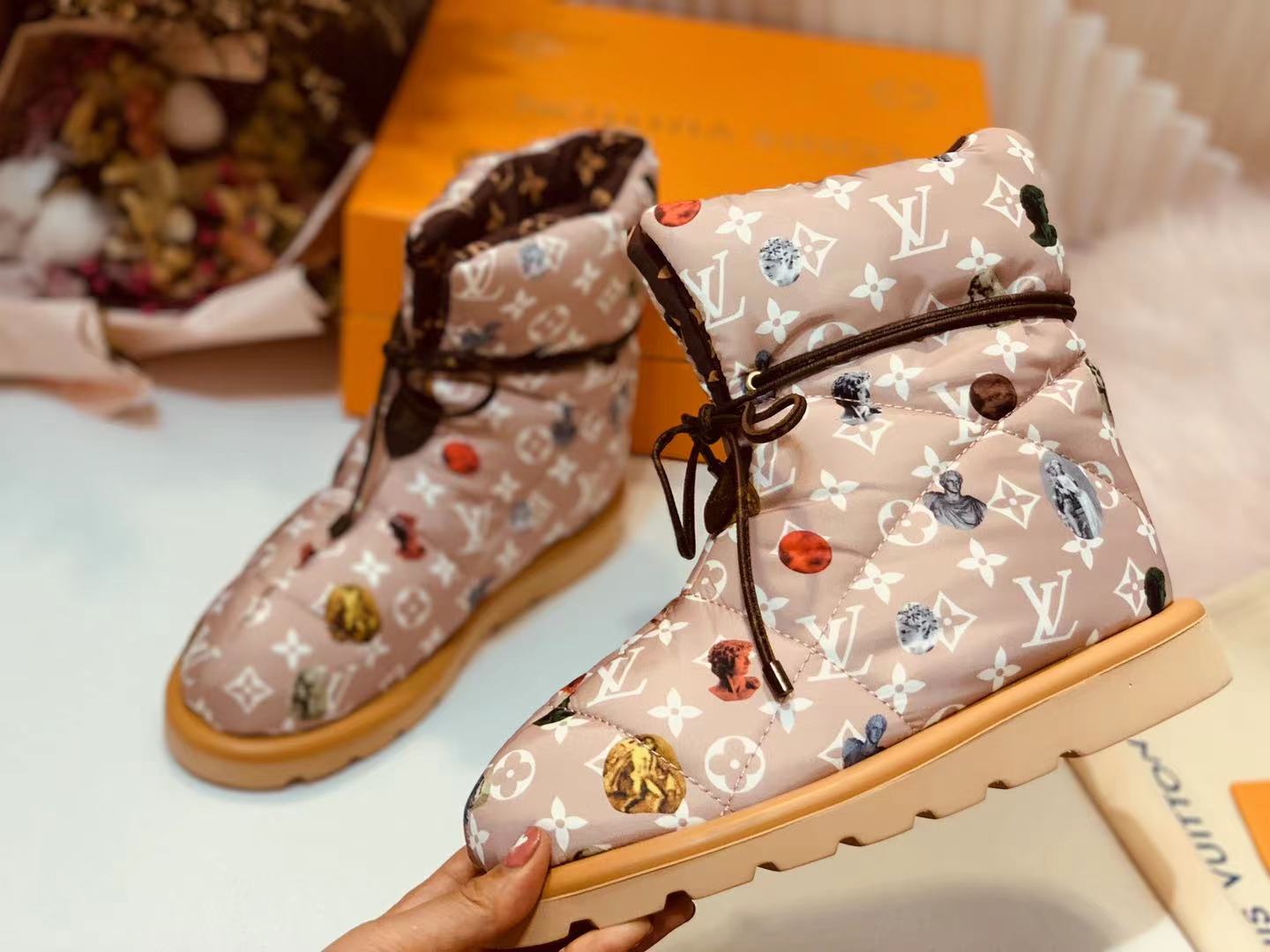nmb PILLOW COMFORT ANKLE BOOT MONOGRAM PINK