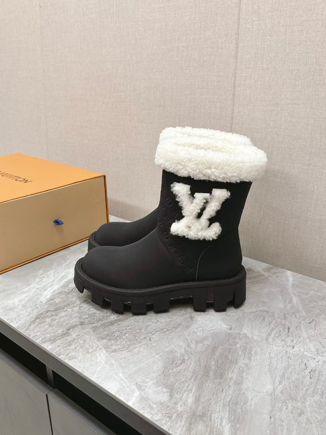 VBS ANKLE BOOTS IN BRONZE BLACK