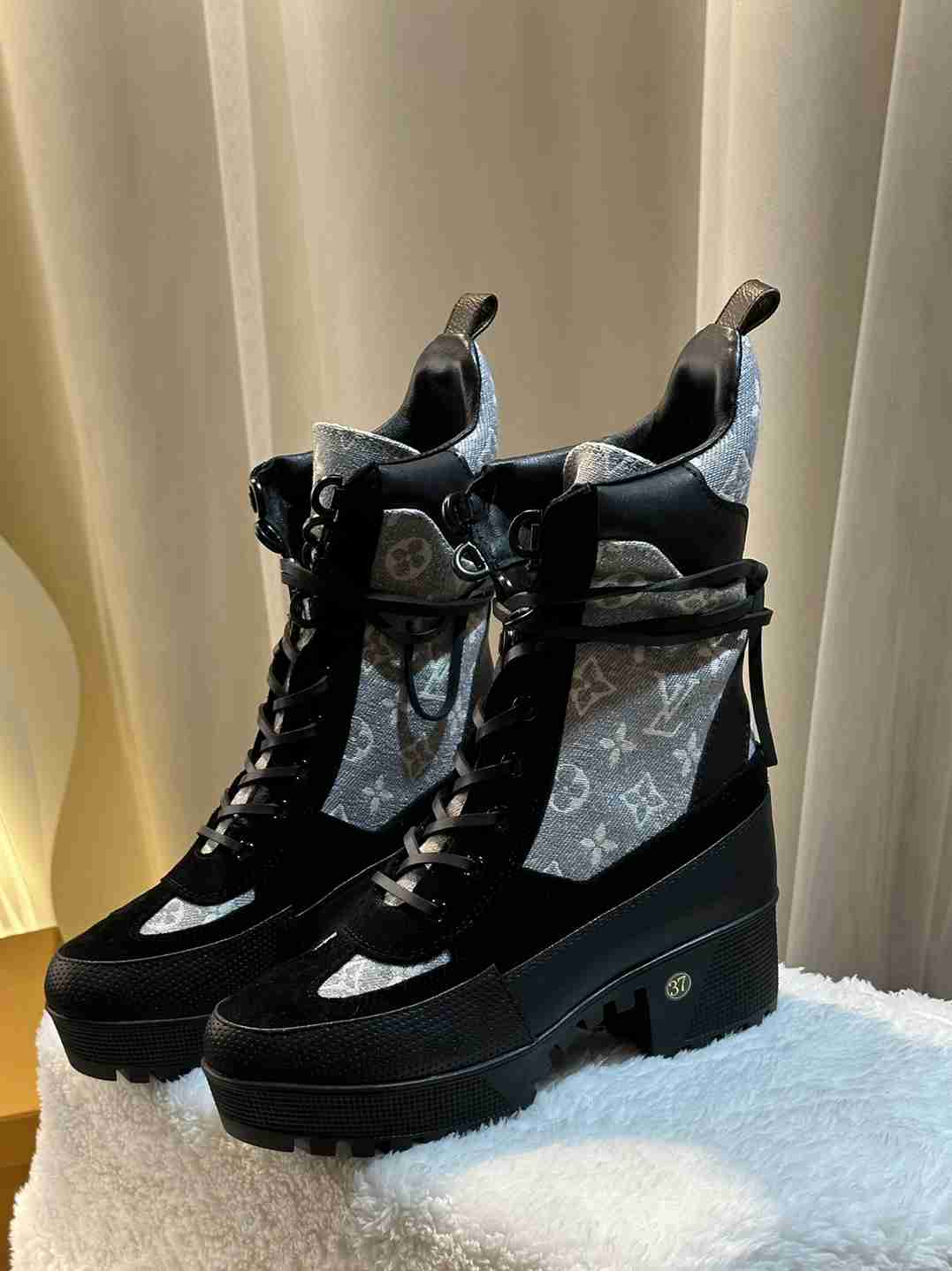 VBS LAUREATE PLATFORM DESERT BOOT GREY 1AB2X9