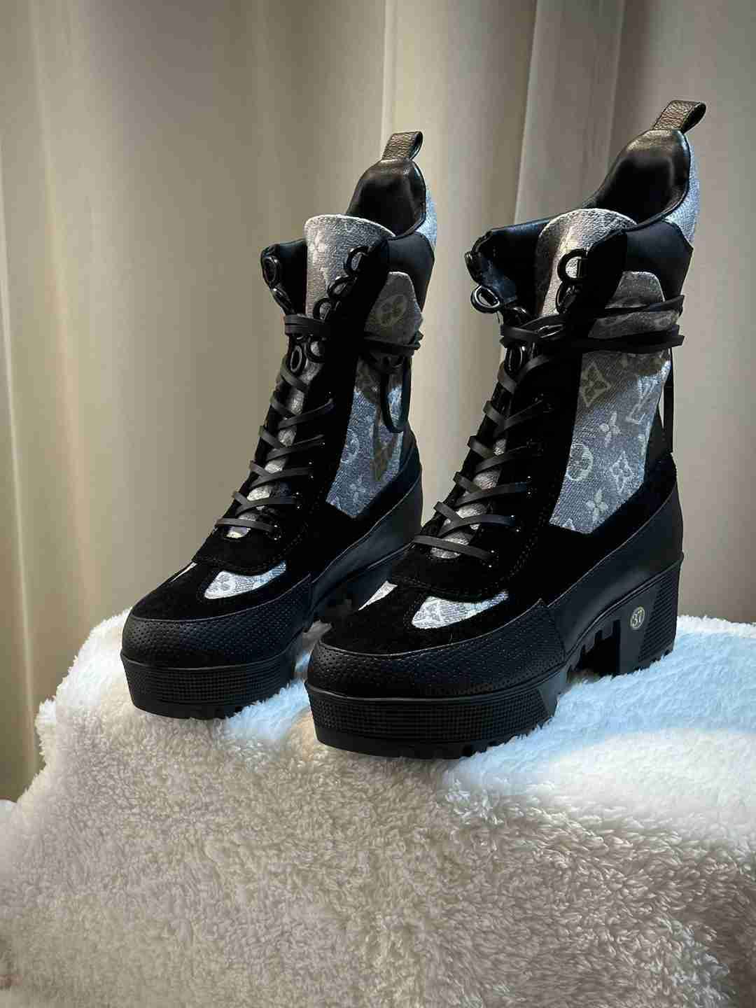 VBS LAUREATE PLATFORM DESERT BOOT GREY 1AB2X9
