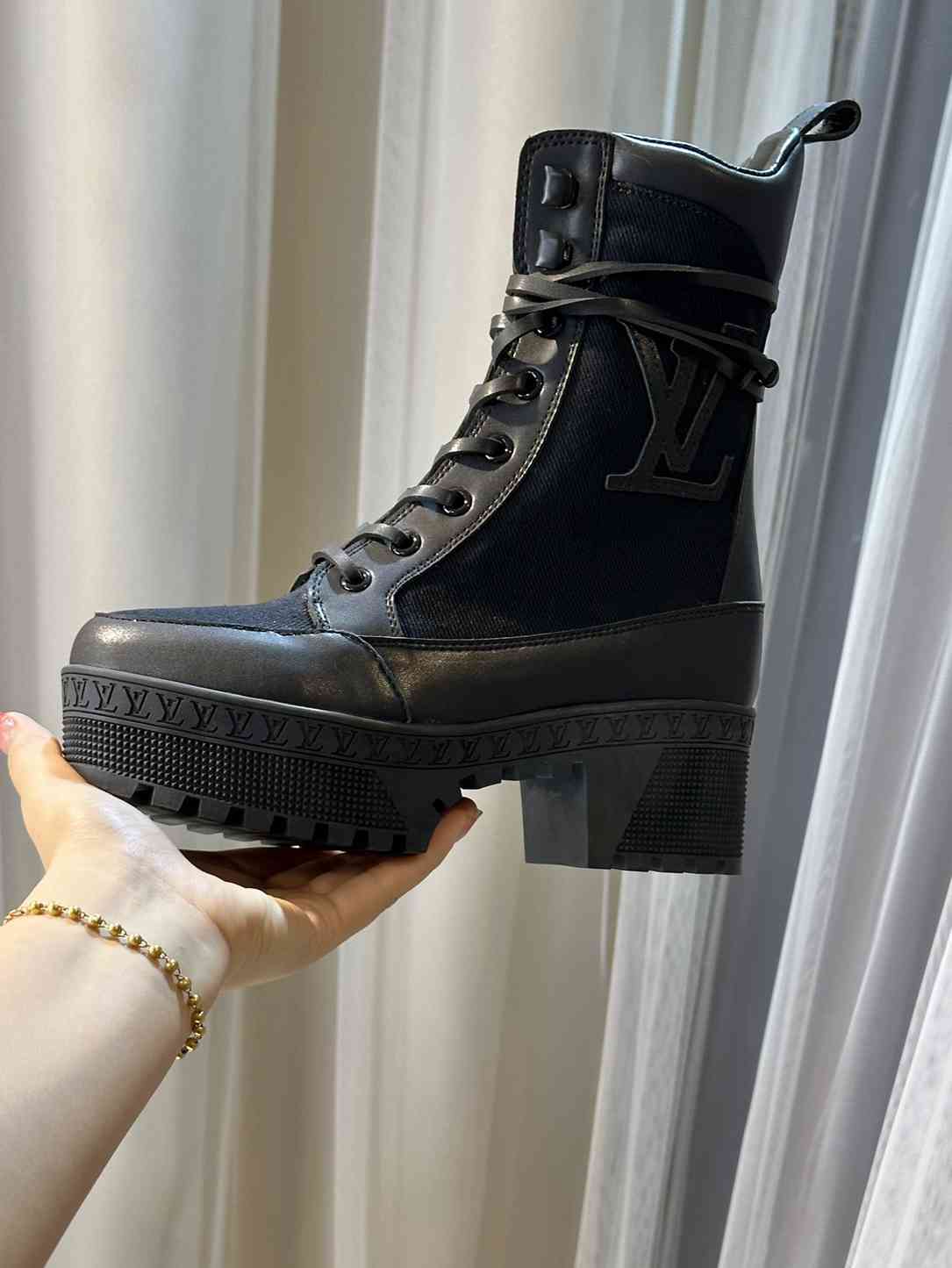 VBS LAUREATE PLATFORM DESERT BOOT BLACK 1AC7RO