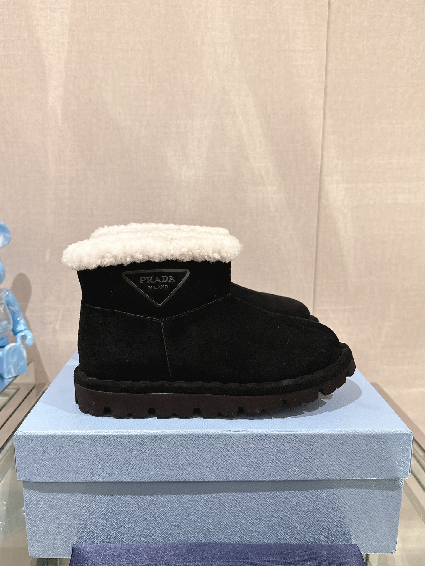 PD SHEARLING BOOTIES BLACK WITH RUBBER TRIANGLE LOGO