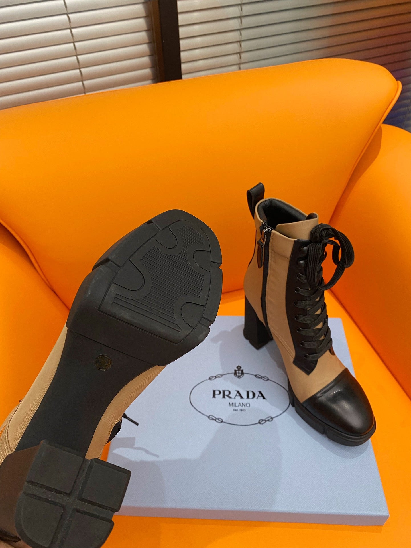 VBS LOGO PLAQUE ANKLE BOOTS BROWN