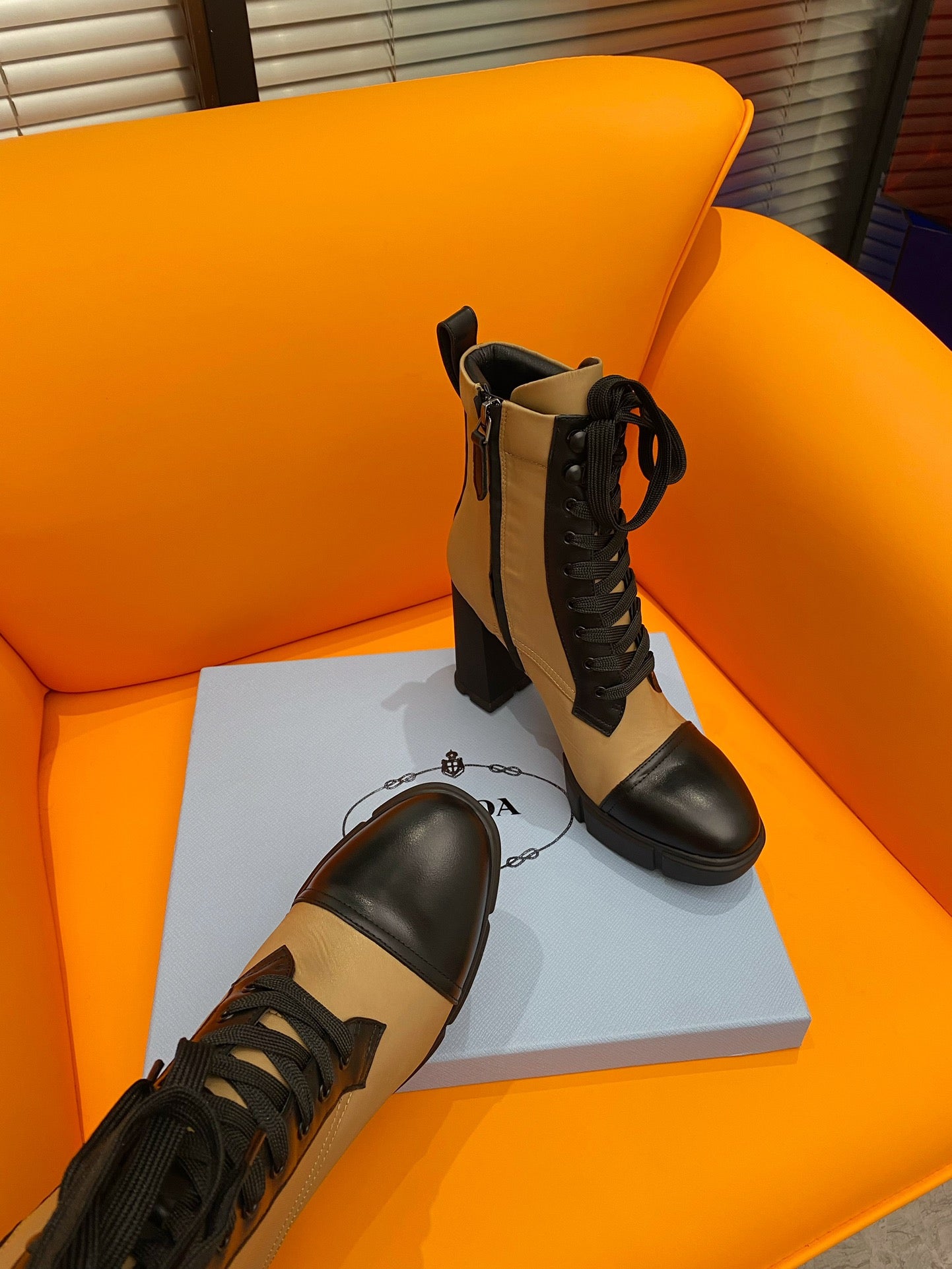 VBS LOGO PLAQUE ANKLE BOOTS BROWN