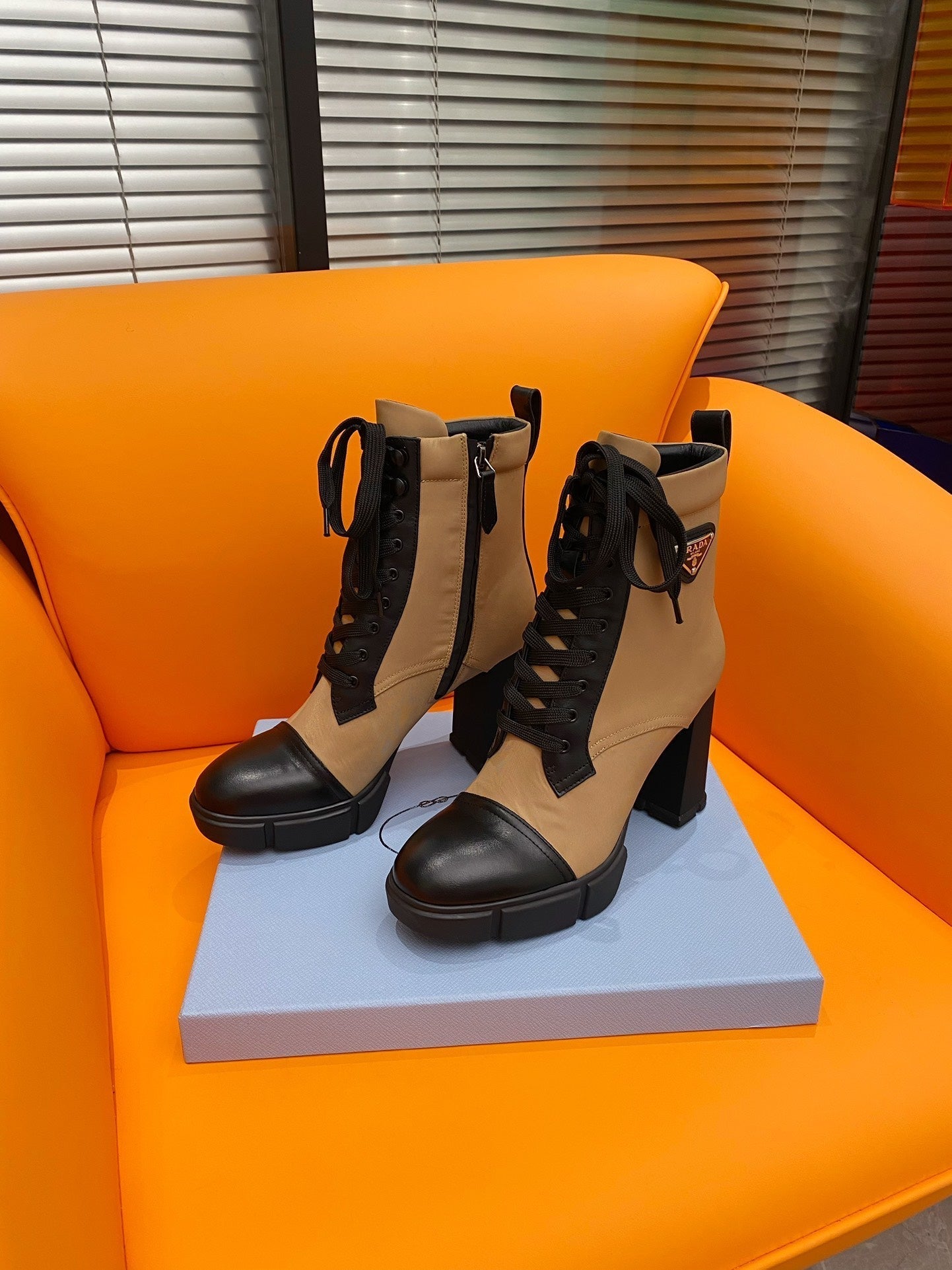 VBS LOGO PLAQUE ANKLE BOOTS BROWN
