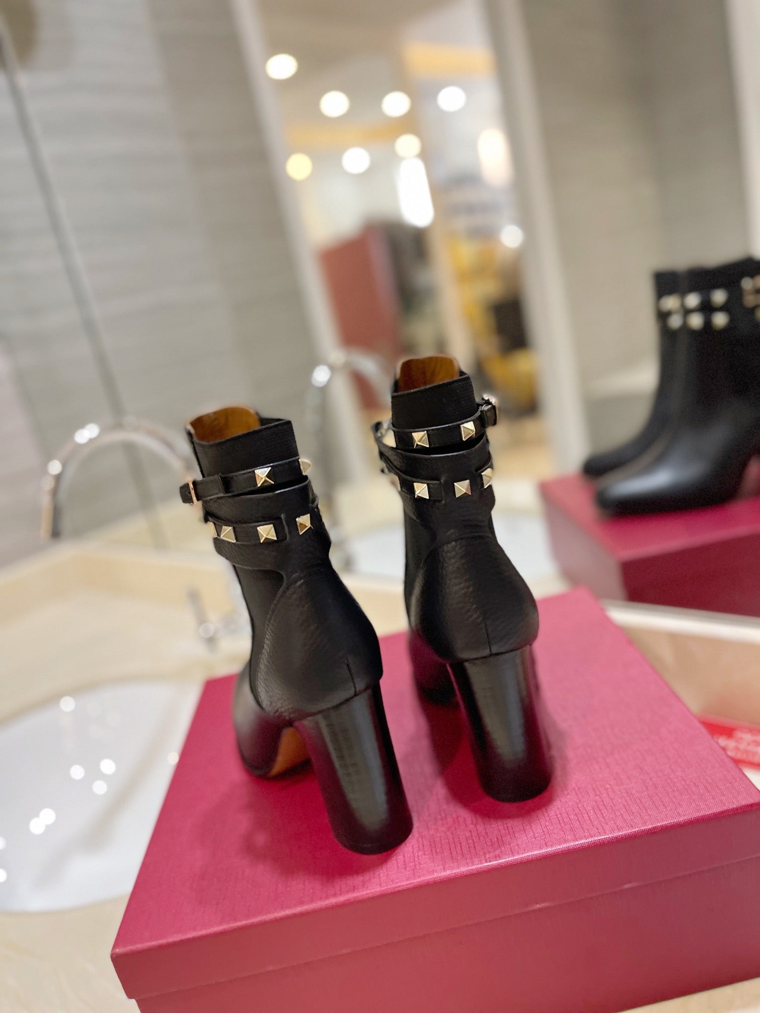 nmb GARAVANI ROCKSTUD GRAINY CALFSKIN ANKLE BOOT BLACK 3W2S0P62VCE 0NO
