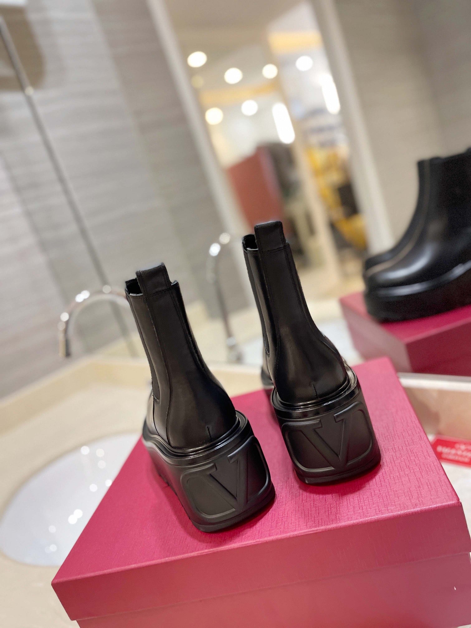 nmb GARAVANI UNIQUEFORM V LOGO LEATHER PLATFORM BOOTS BLACK