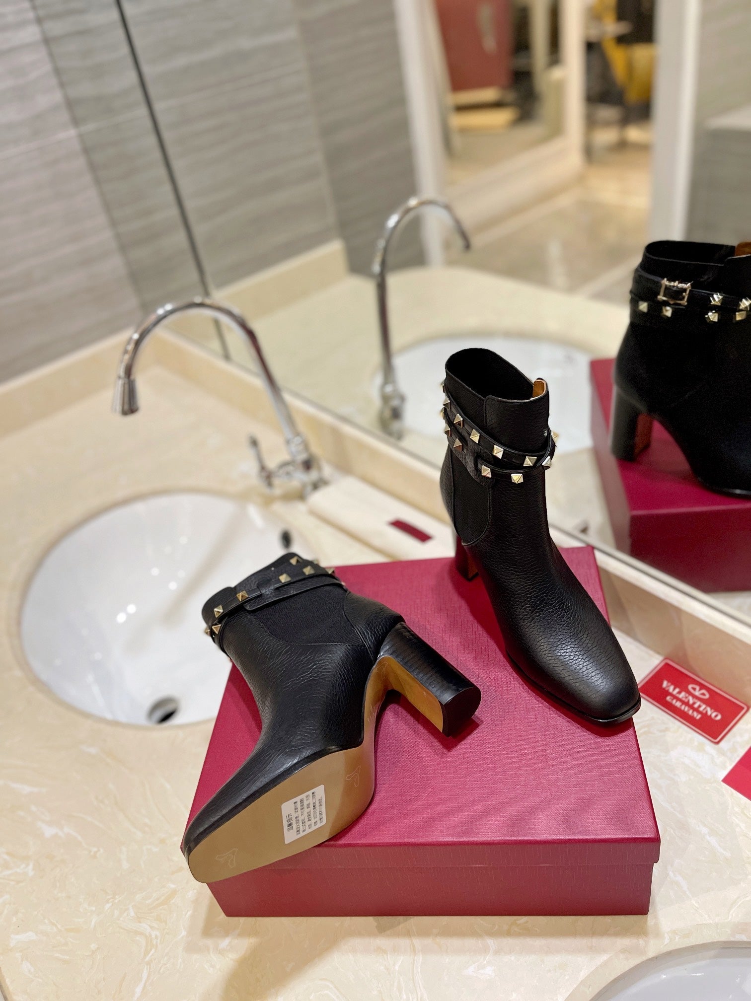 nmb GARAVANI ROCKSTUD GRAINY CALFSKIN ANKLE BOOT BLACK 3W2S0P62VCE 0NO
