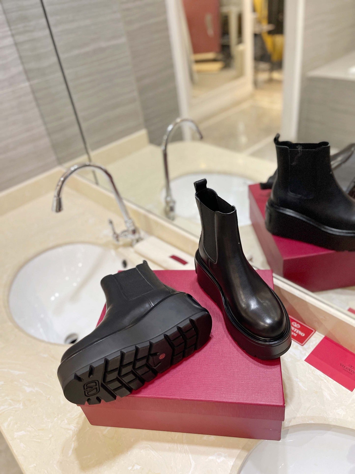nmb GARAVANI UNIQUEFORM V LOGO LEATHER PLATFORM BOOTS BLACK