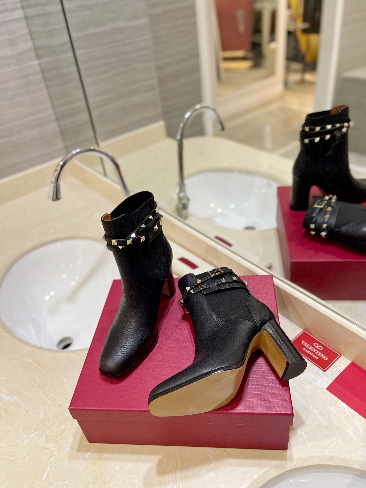 nmb GARAVANI ROCKSTUD GRAINY CALFSKIN ANKLE BOOT BLACK 3W2S0P62VCE 0NO