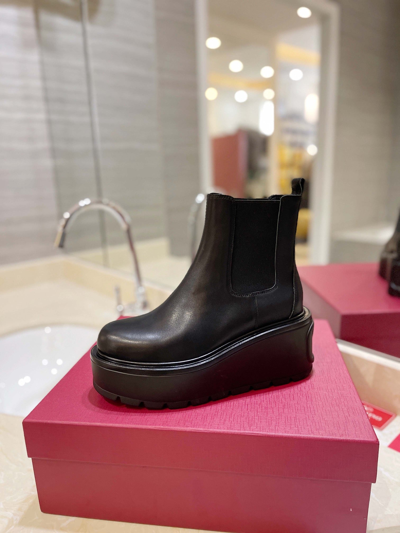 nmb GARAVANI UNIQUEFORM V LOGO LEATHER PLATFORM BOOTS BLACK