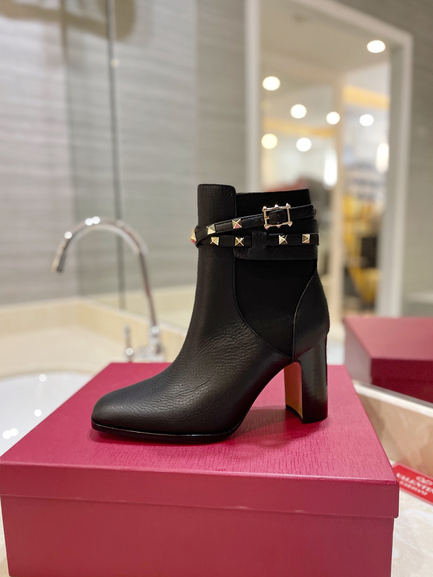 nmb GARAVANI ROCKSTUD GRAINY CALFSKIN ANKLE BOOT BLACK 3W2S0P62VCE 0NO