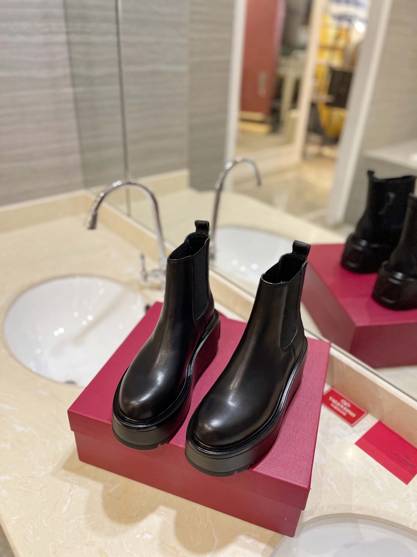 nmb GARAVANI UNIQUEFORM V LOGO LEATHER PLATFORM BOOTS BLACK