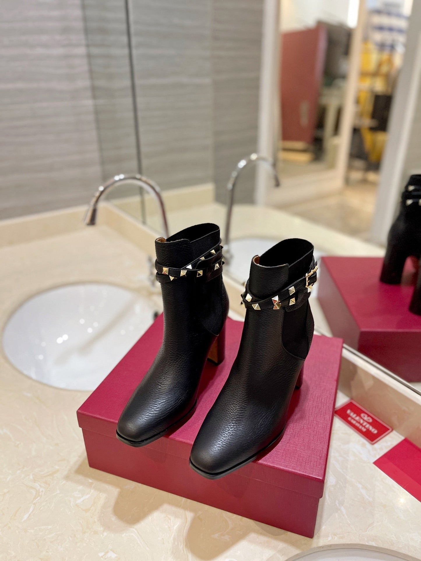 nmb GARAVANI ROCKSTUD GRAINY CALFSKIN ANKLE BOOT BLACK 3W2S0P62VCE 0NO