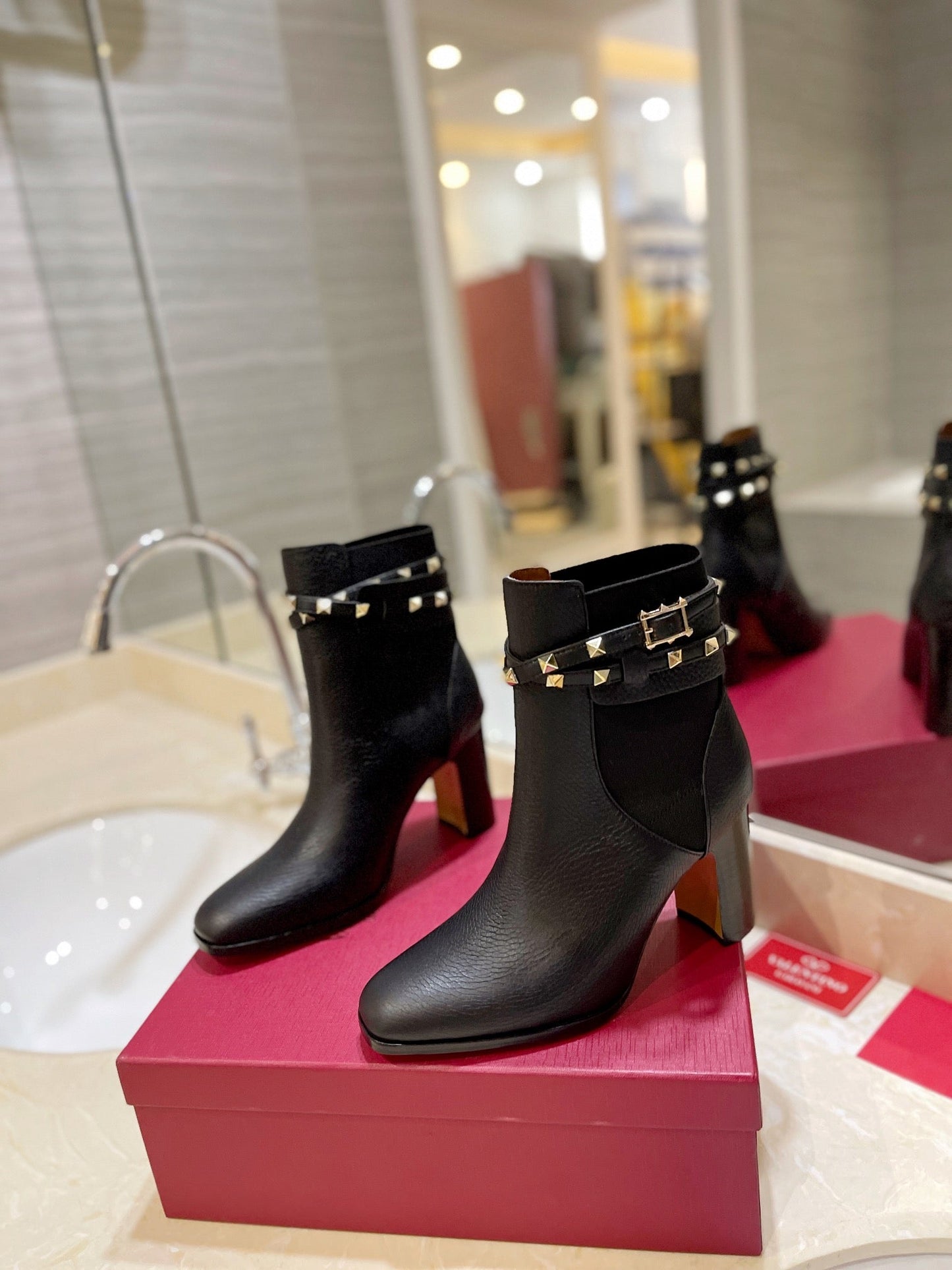 nmb GARAVANI ROCKSTUD GRAINY CALFSKIN ANKLE BOOT BLACK 3W2S0P62VCE 0NO