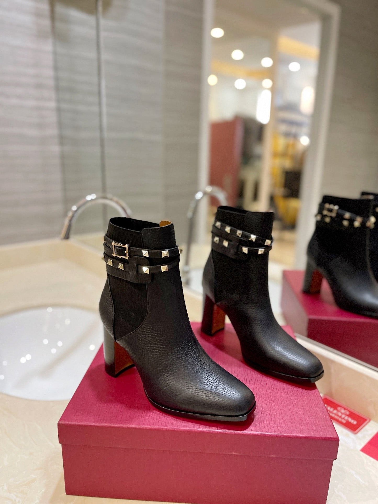 nmb GARAVANI ROCKSTUD GRAINY CALFSKIN ANKLE BOOT BLACK 3W2S0P62VCE 0NO