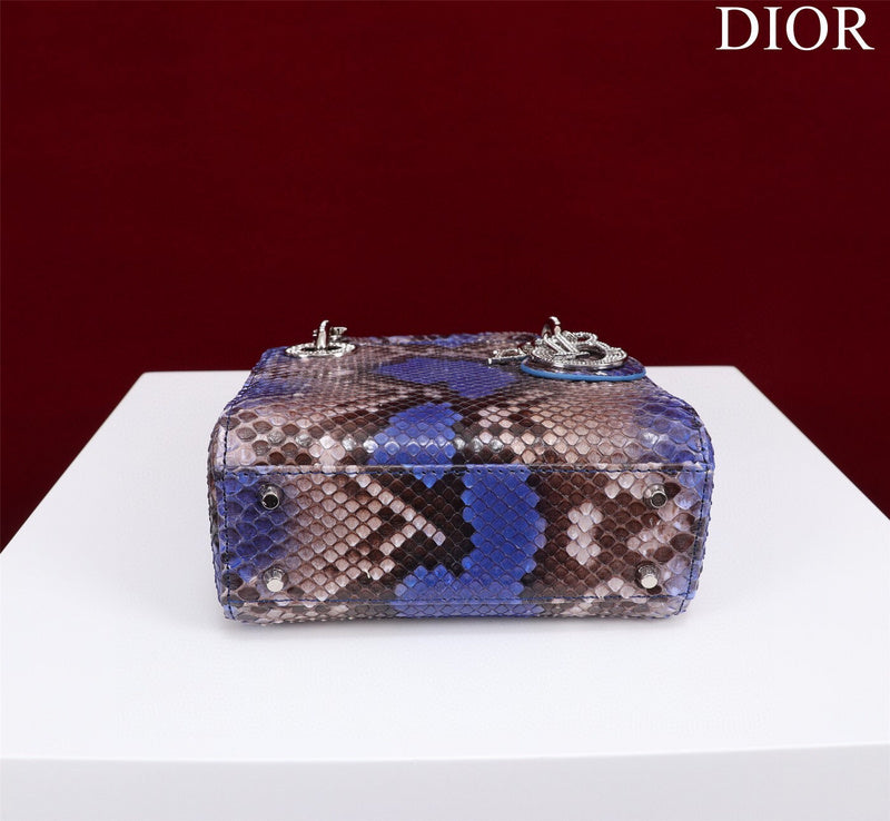 Dragons Bags Detail