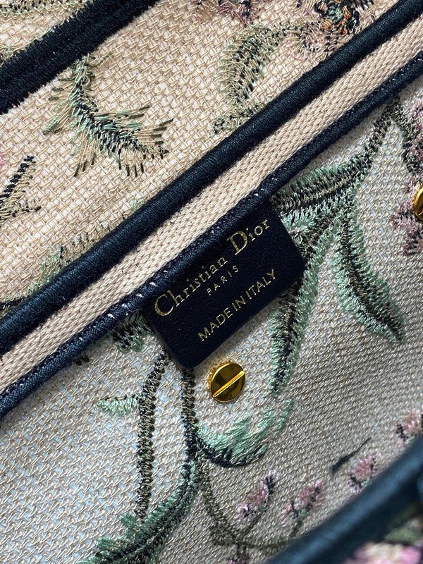 Dragons Bags Detail