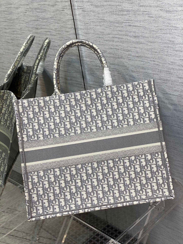 Dragons Bags Detail