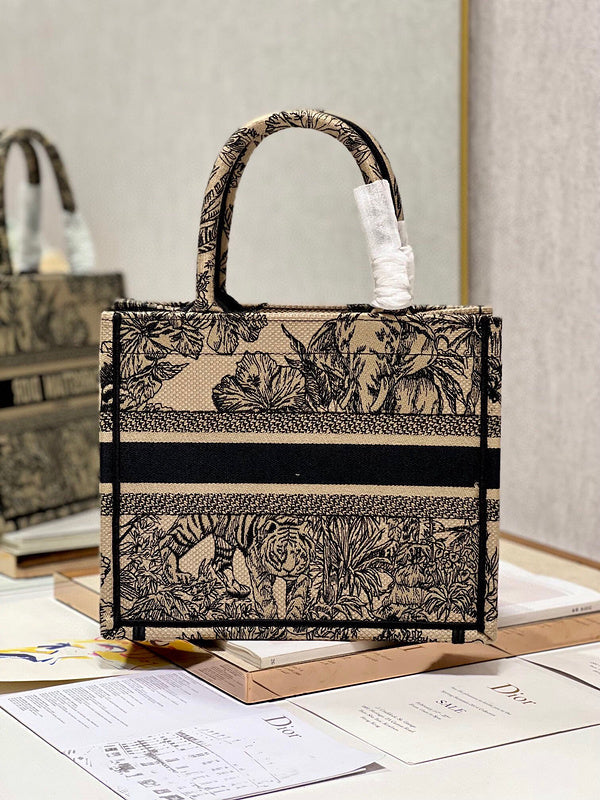 Dragons Bags Detail