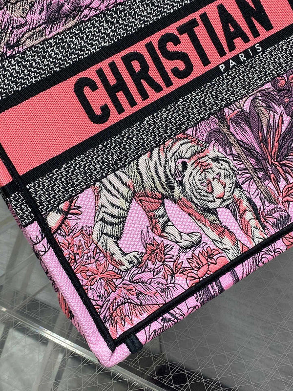 Dragons Bags Detail