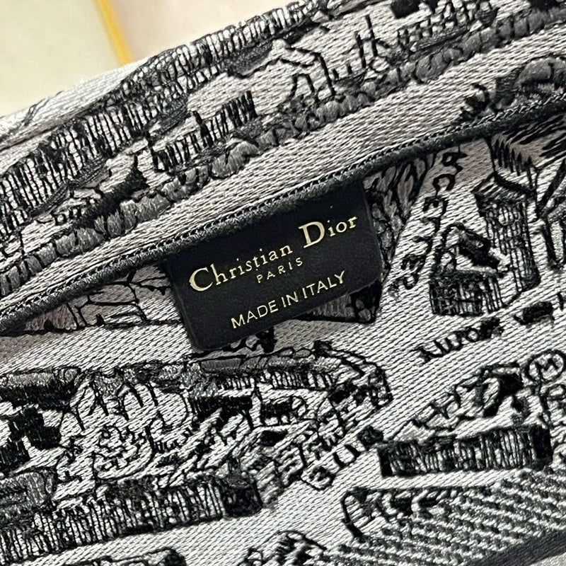 Dragons Bags Detail