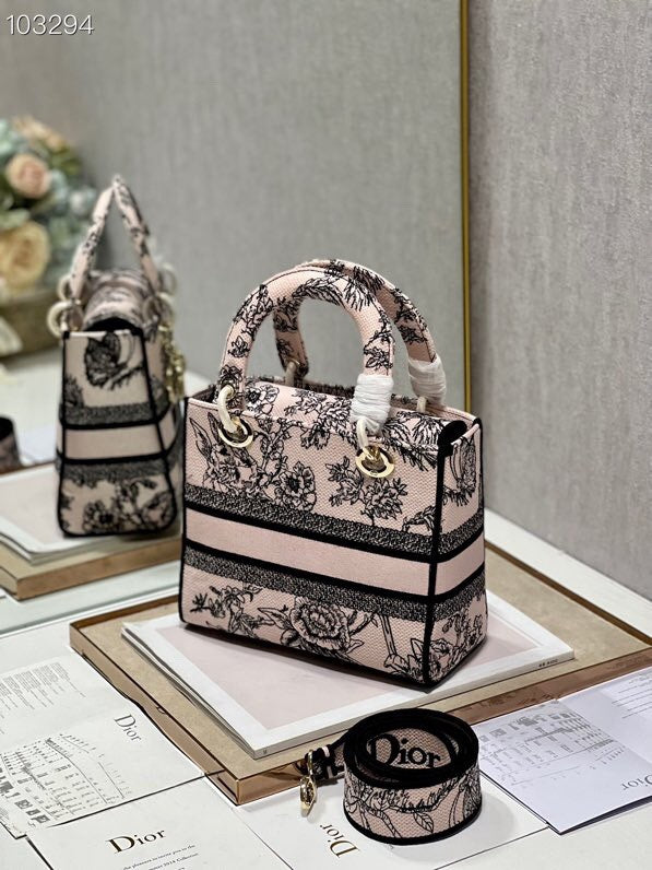 Dragons Bags Detail