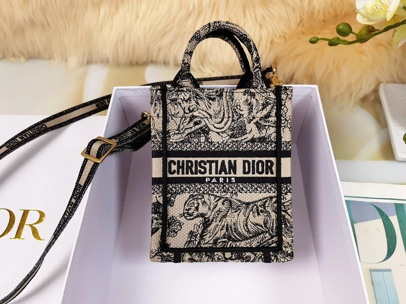 Dragons Bags Detail
