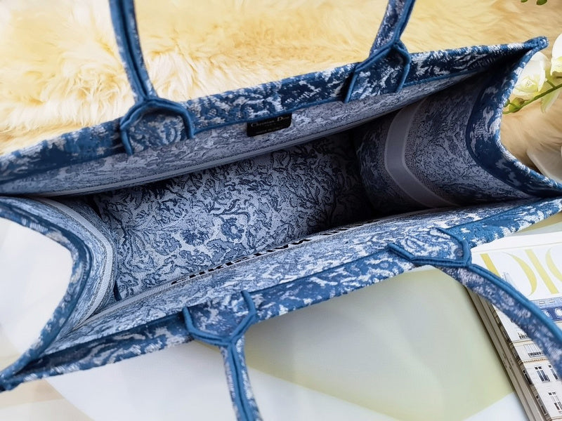 Dragons Bags Detail