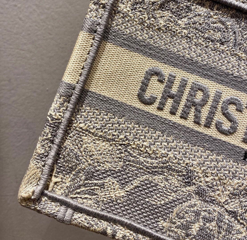 Dragons Bags Detail