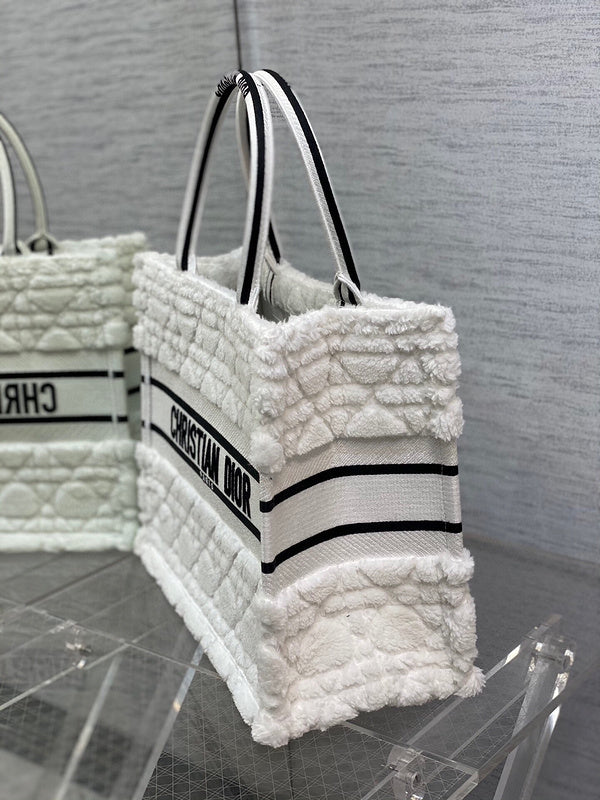 Dragons Bags Detail