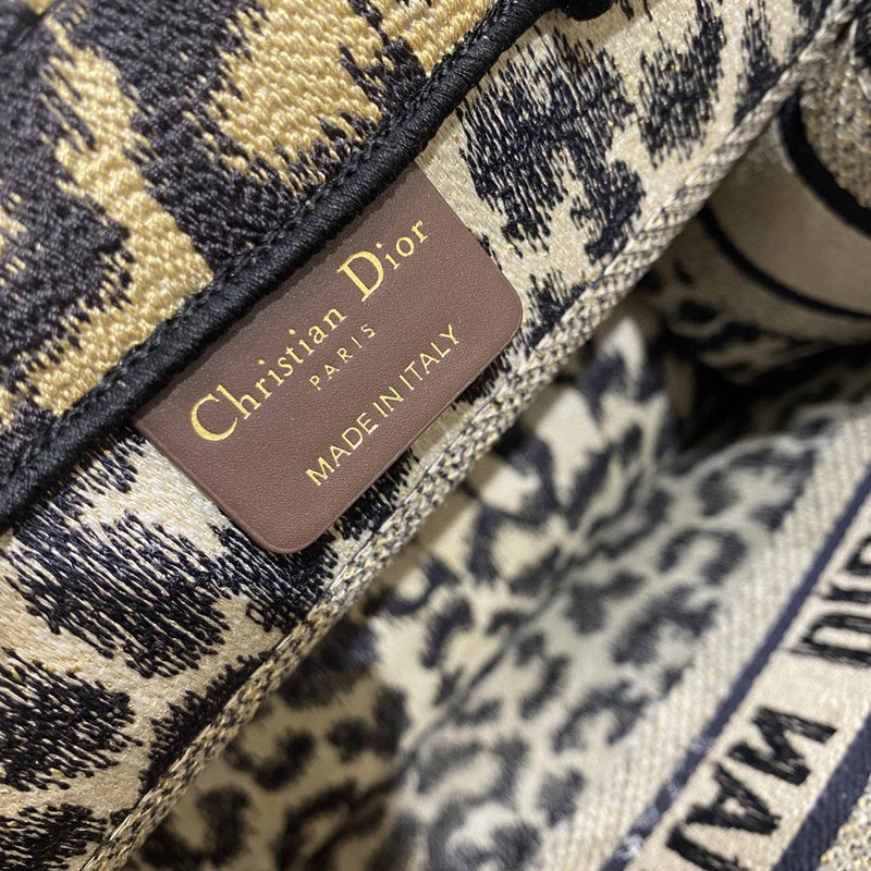 Dragons Bags Detail