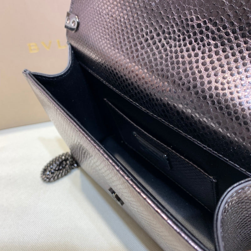 Dragons Bags Detail