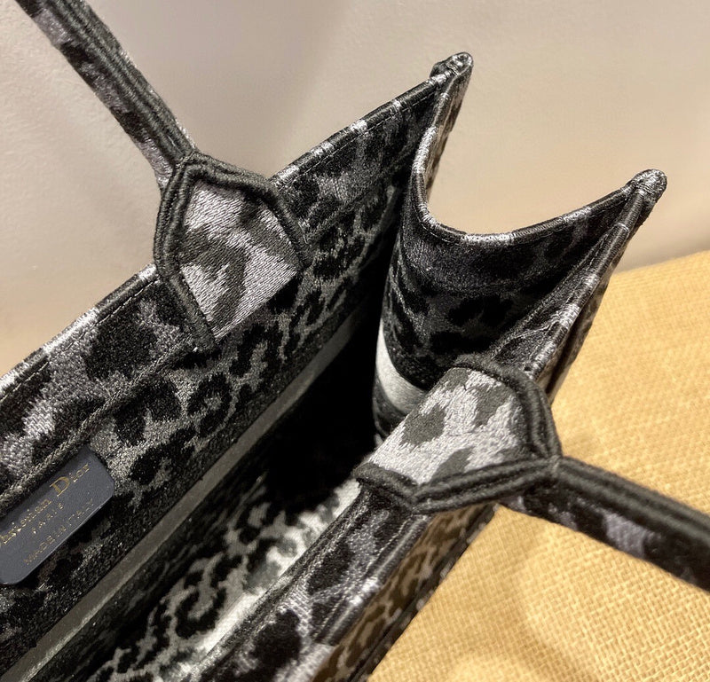 Dragons Bags Detail