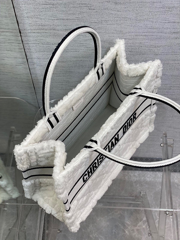 Dragons Bags Detail