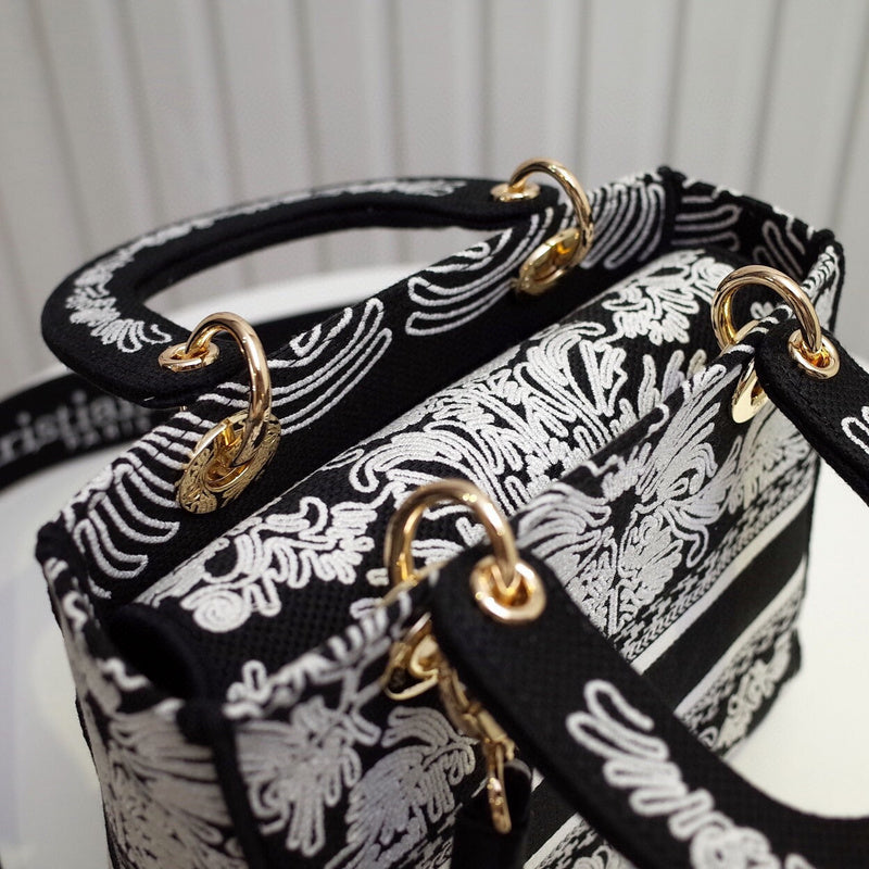 Dragons Bags Detail