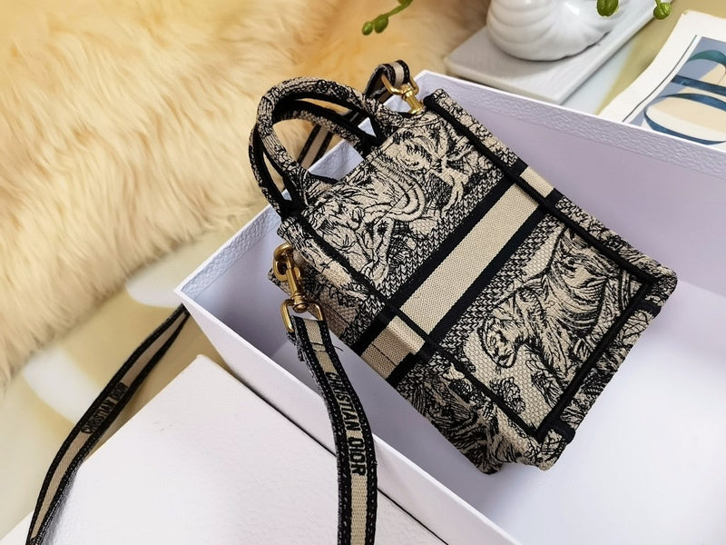 Dragons Bags Detail