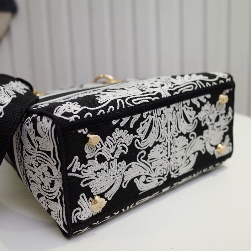 Dragons Bags Detail