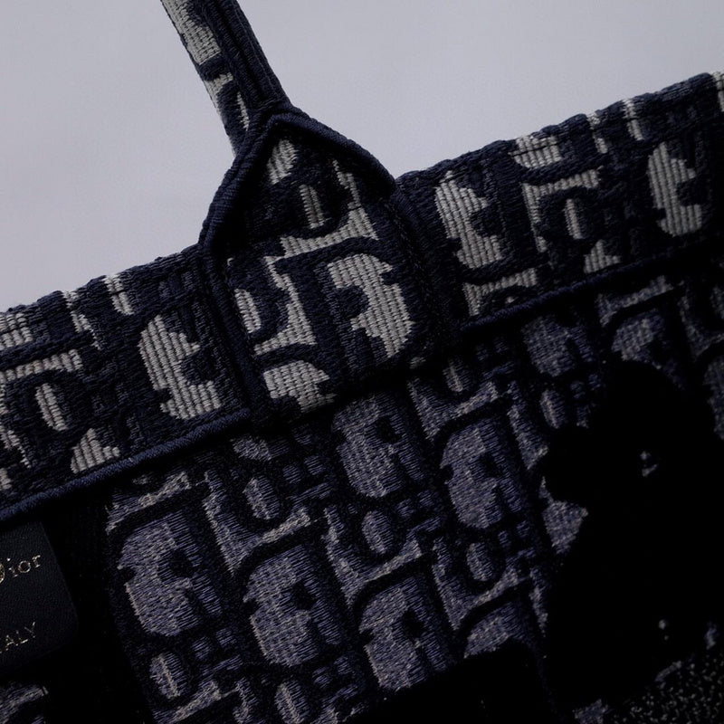 Dragons Bags Detail