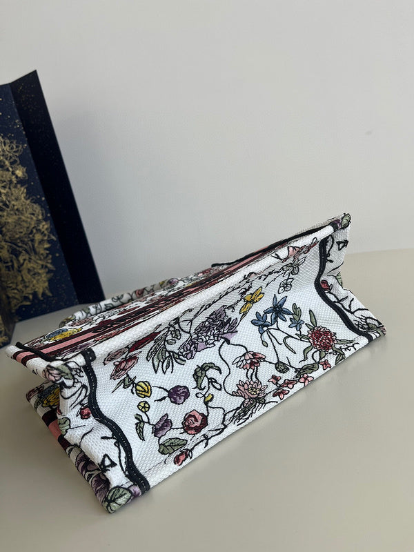 Dragons Bags Detail