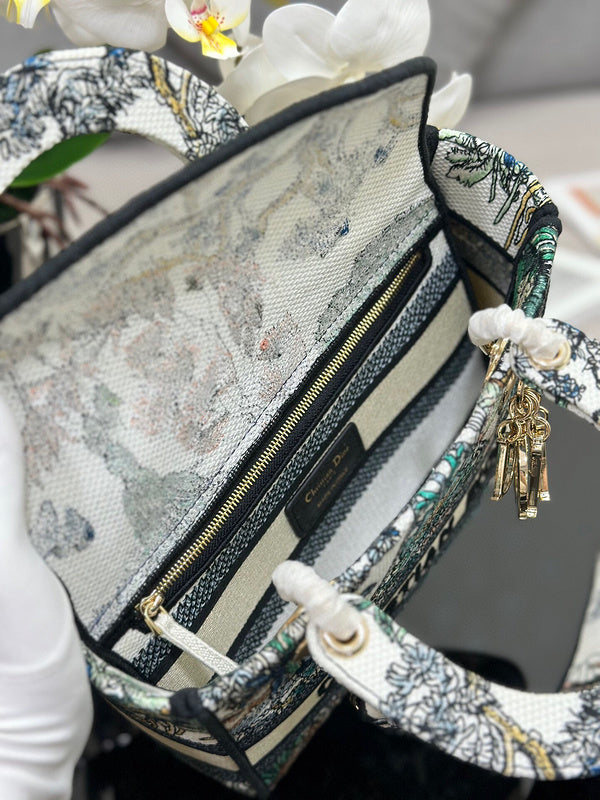 Dragons Bags Detail