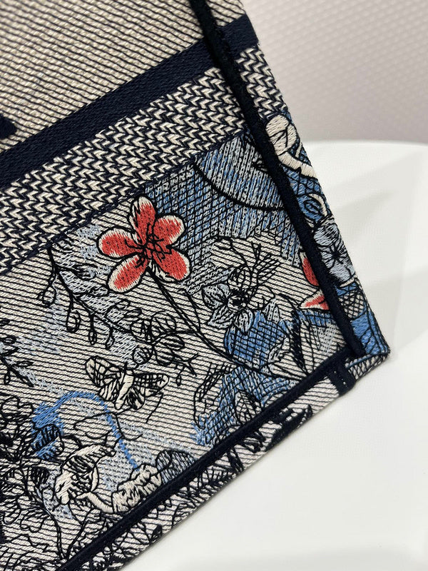 Dragons Bags Detail